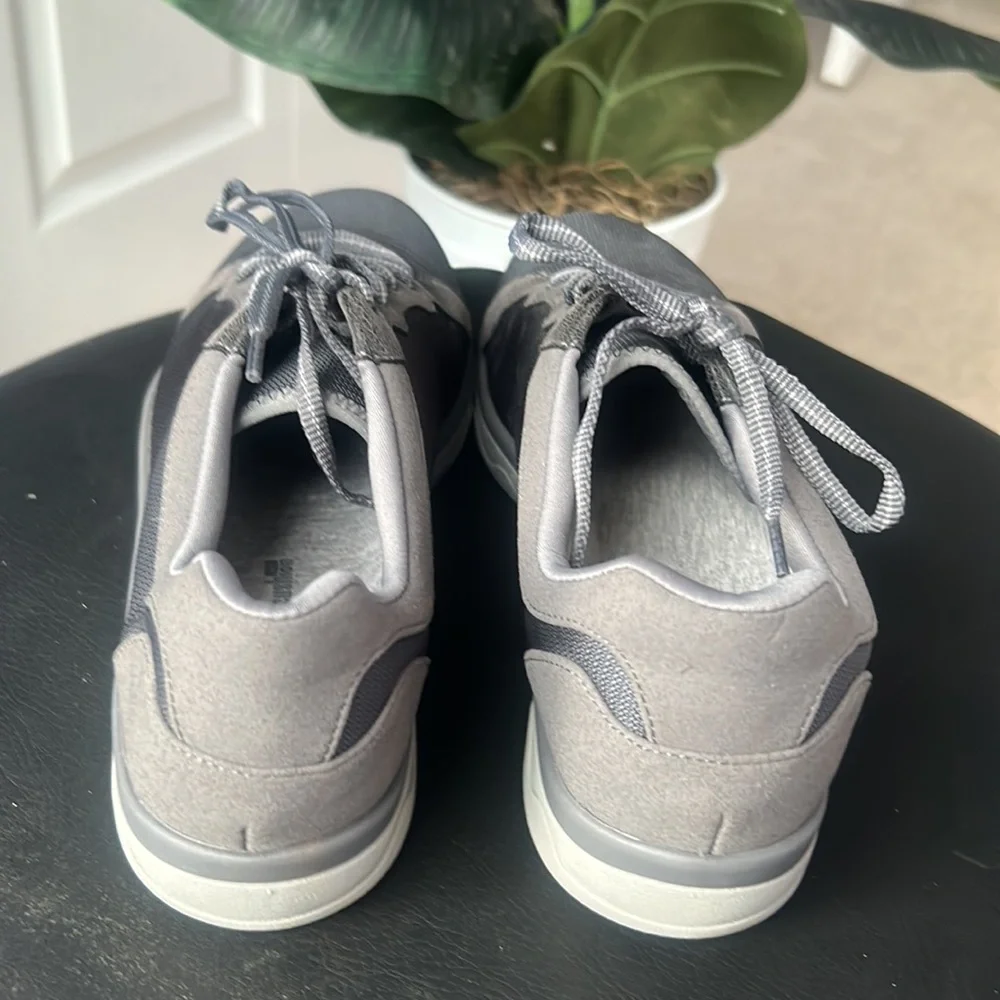 Clarks Cloudsteppers Womans sneakers size 9.5 Gray